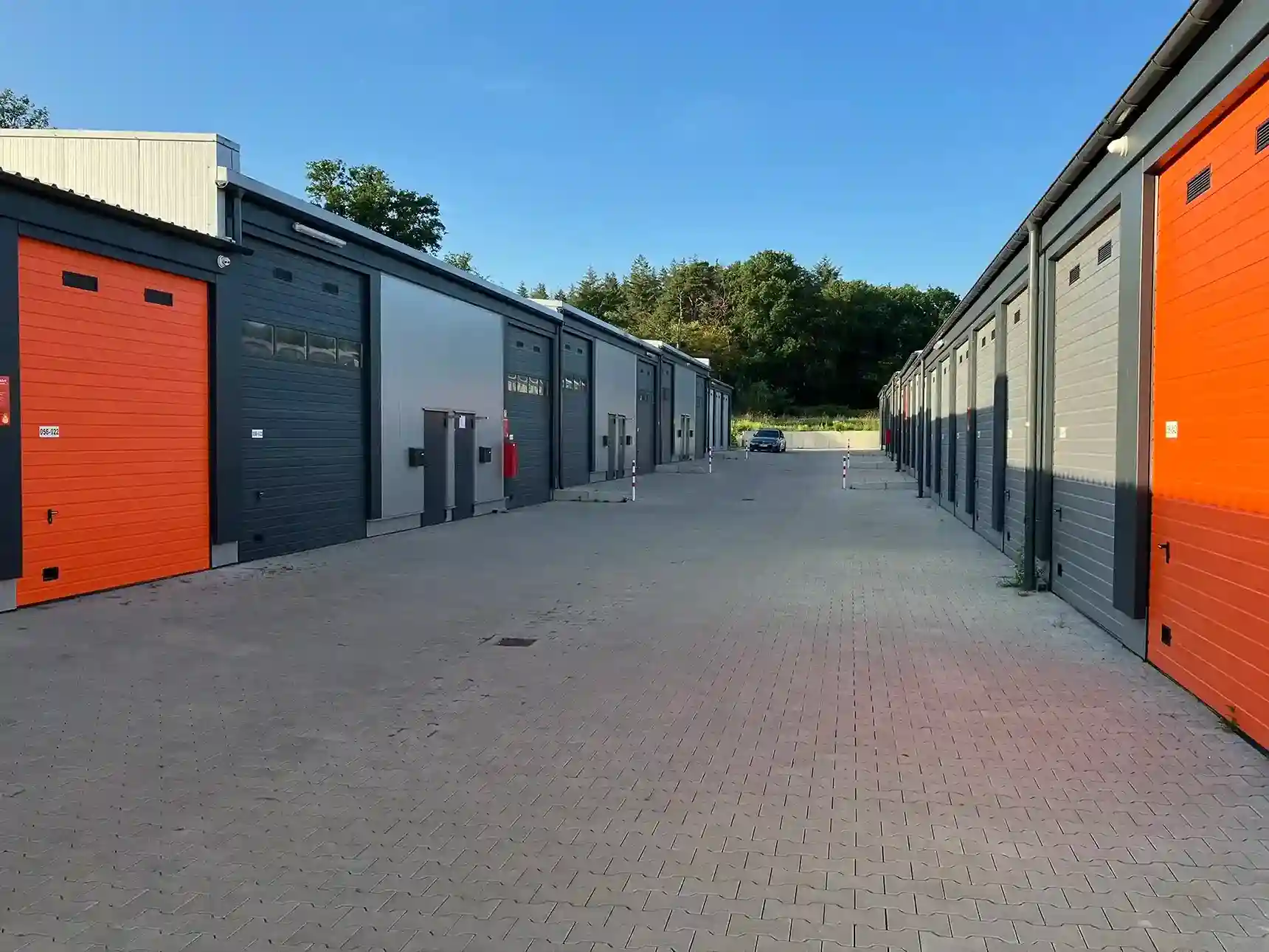 NEW! Moderne 28-112m² Garagen, Lager & Hallen mit Strom mieten | outlet 24/7-Zugang